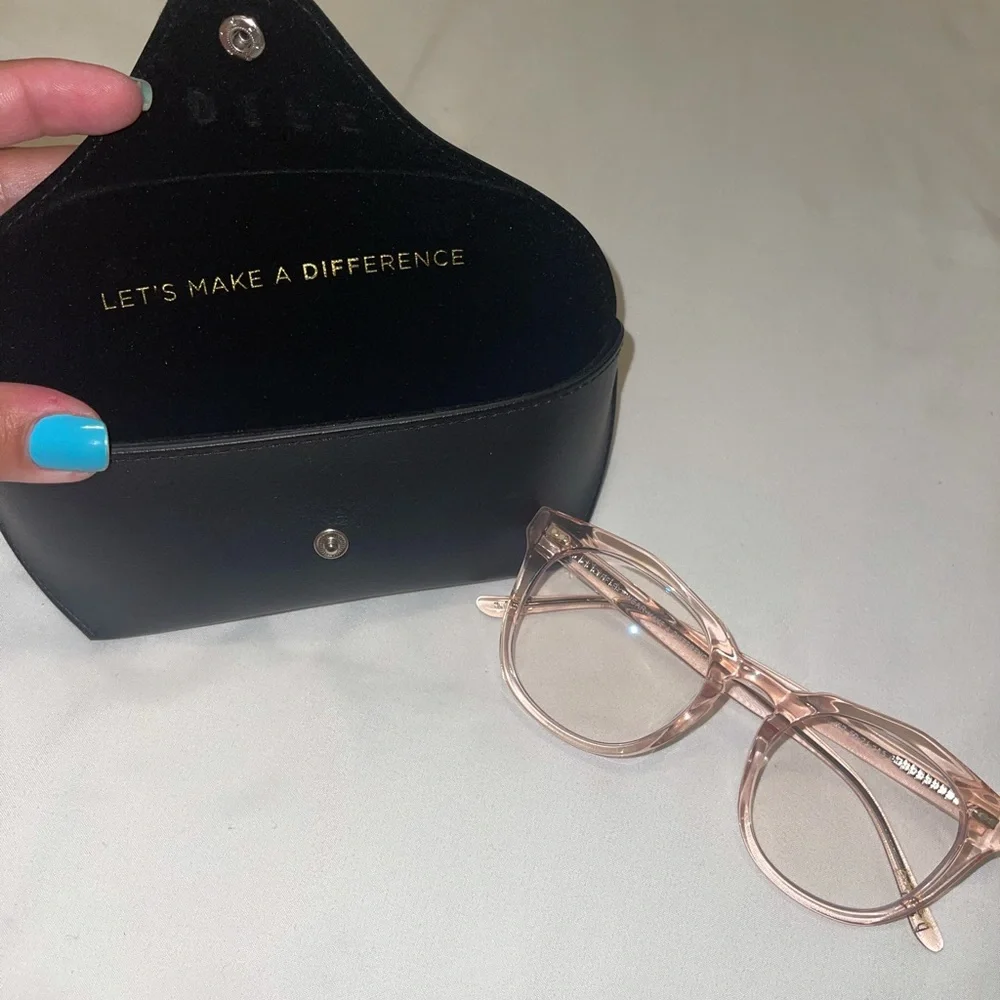 Diff Eyewear Women's Translucent Pink Round Square Glasses with Black Case